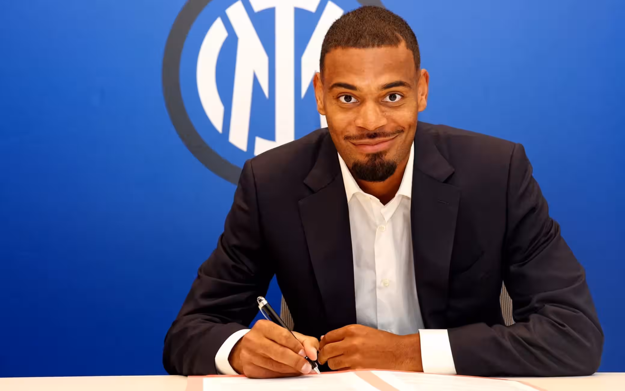 Andy Diouf al momento della firma con l'Inter