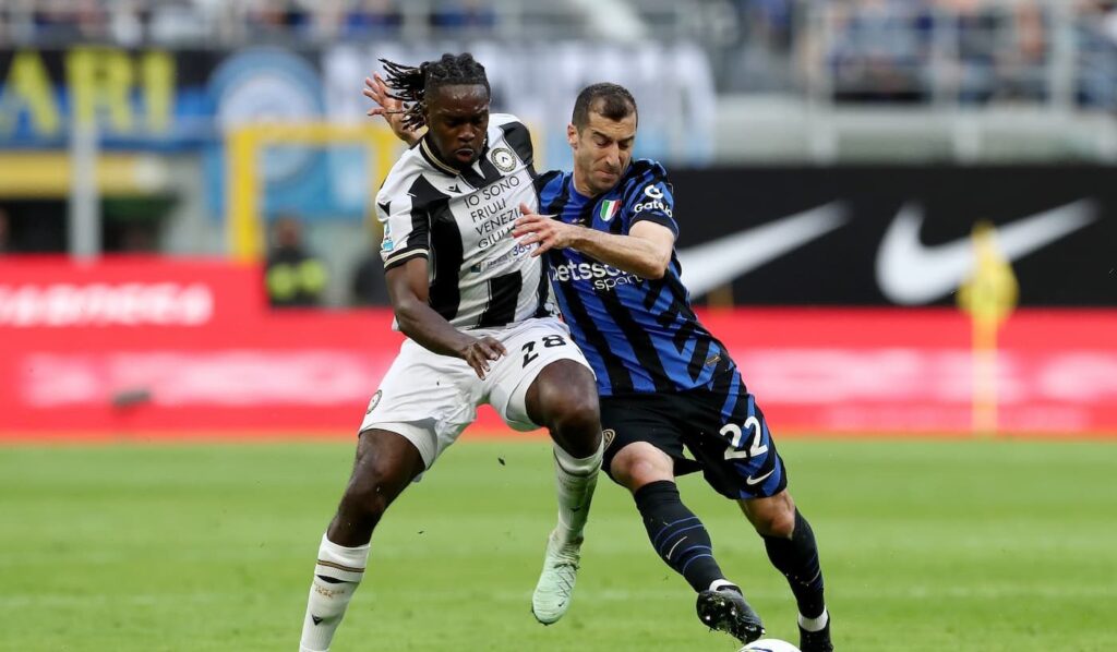 Oumar Solet in azione contro l'Inter