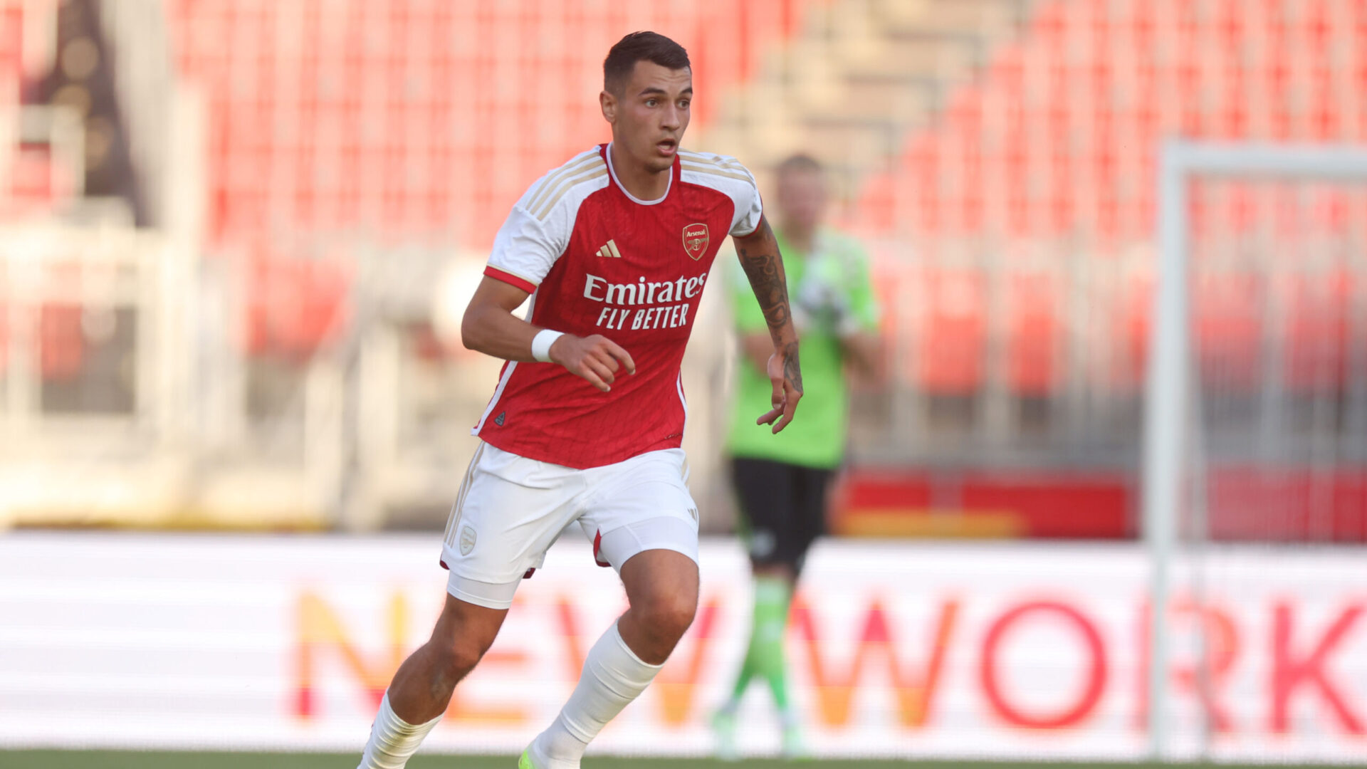 Kiwior con la maglia dell'Arsenal