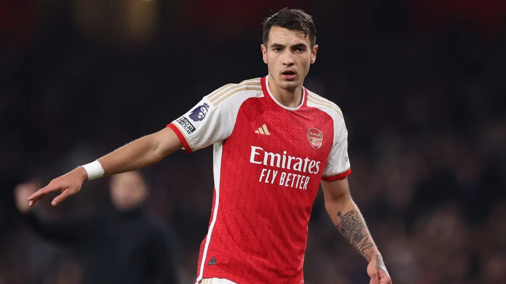 Kiwior con la maglia dell'Arsenal