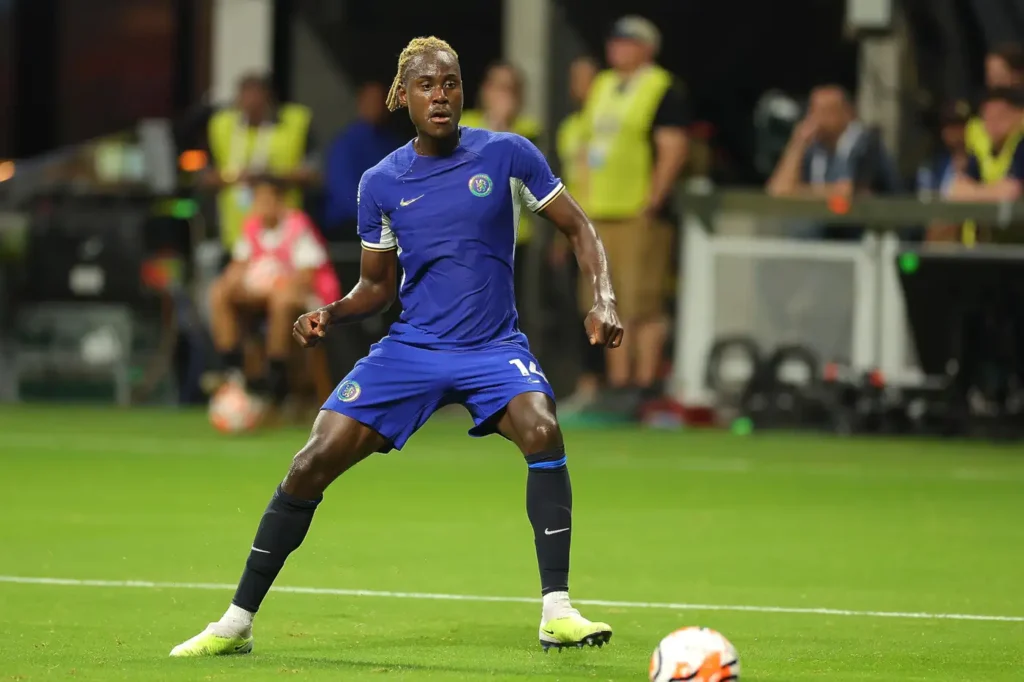 Chalobah con la maglia del Chelsea