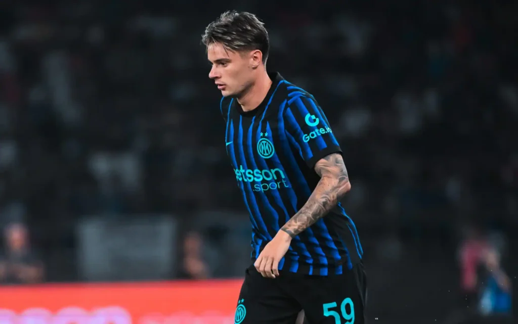 Nicola Zalewski con la maglia dell'Inter