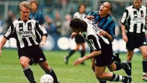 Ronaldo in azione si scontra con Mark Iuliano durante Inter-Juventus