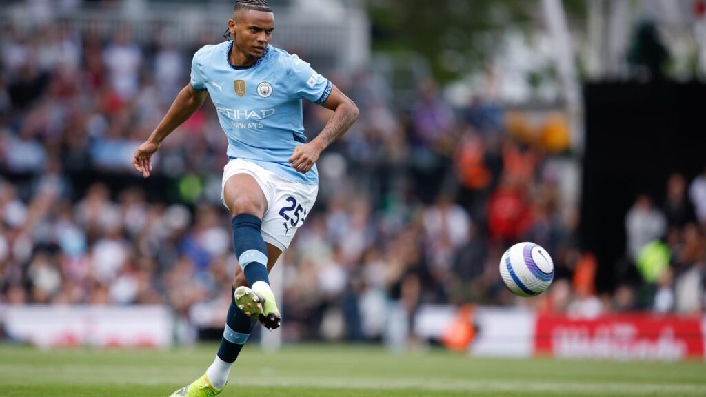 Akanji con la maglia del Manchester City