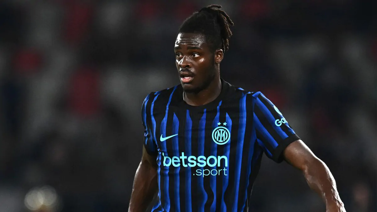 Yann Bisseck con la maglia dell'Inter