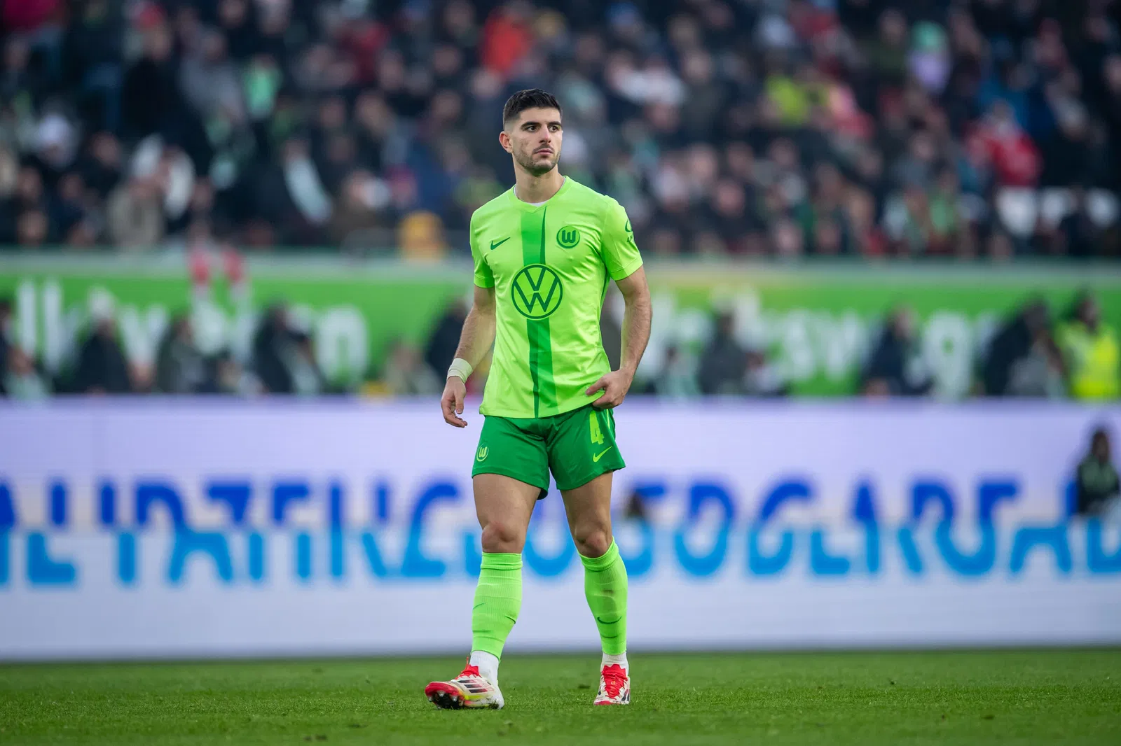 Konstantinos Koulierakis in campo con il Wolfsburg, seguito dall’Inter sul mercato