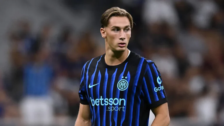 Francesco Pio Esposito con la maglia dell'Inter