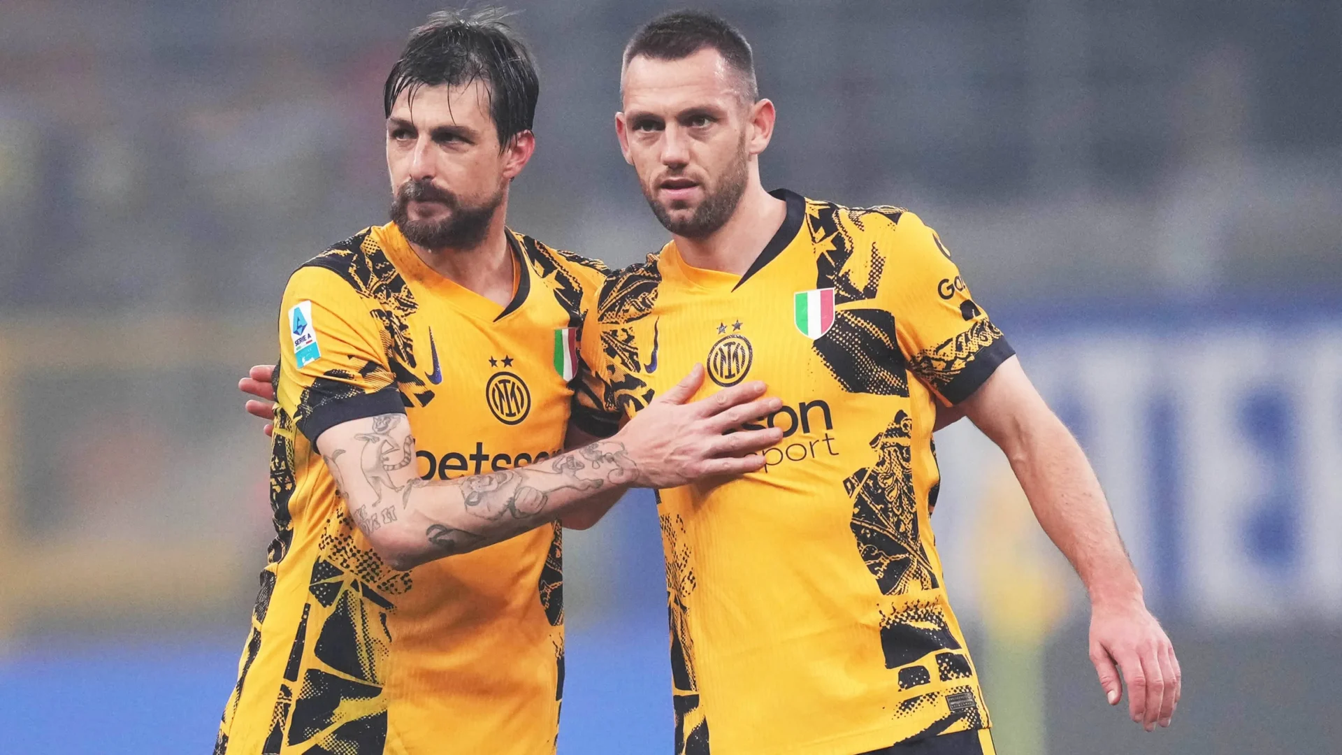 Acerbi e de Vrij con la maglia dell'Inter