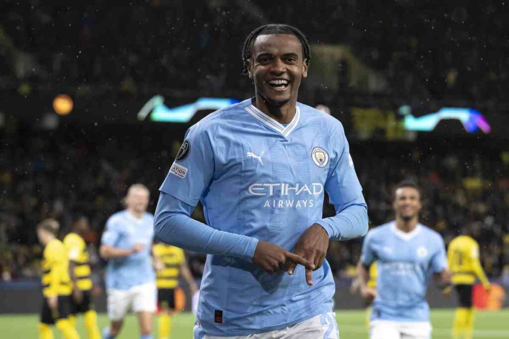 Manuel Akanji in azione con la maglia del Manchester City durante una partita