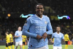 Manuel Akanji in azione con la maglia del Manchester City durante una partita