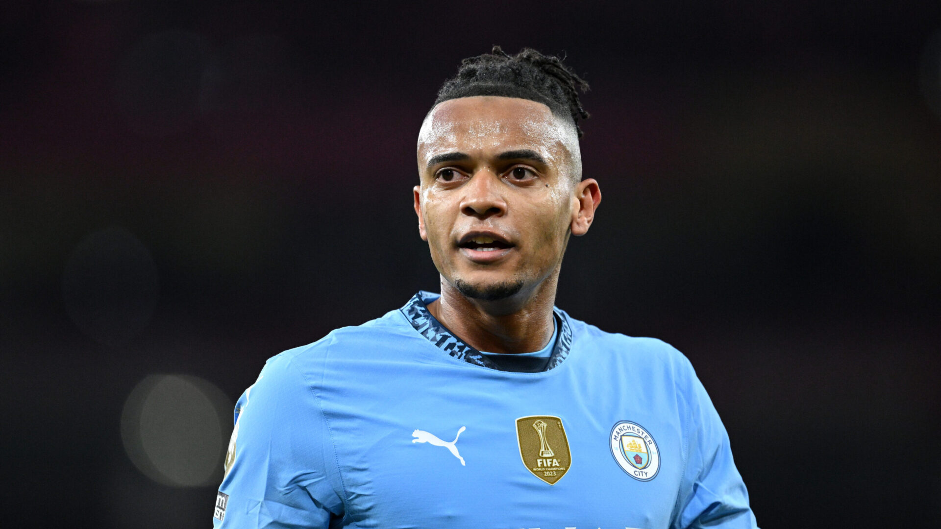 Akanji con la maglia del Manchester City