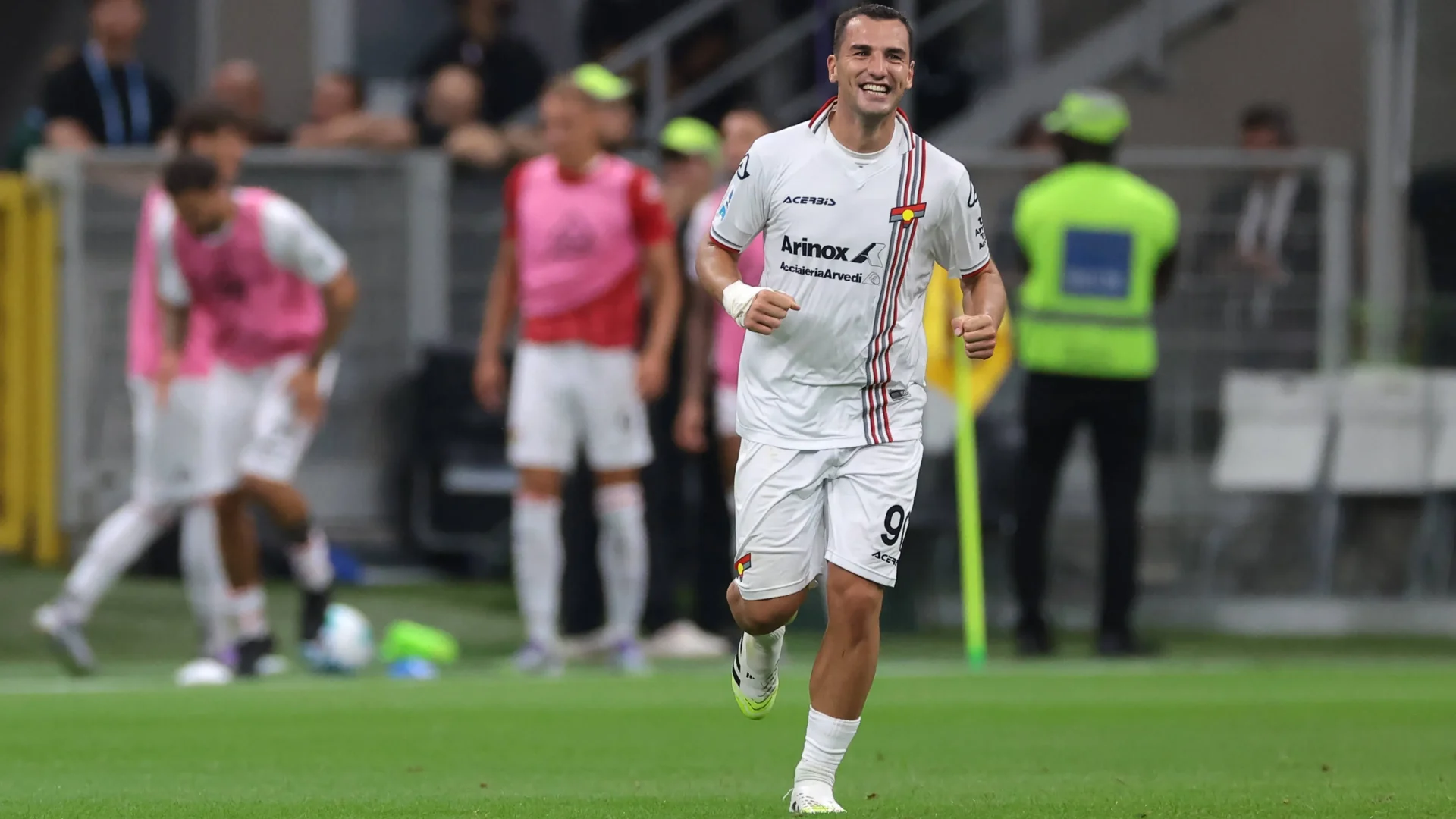 Federico Bonazzoli festeggia il contro con la maglia della Cremonese