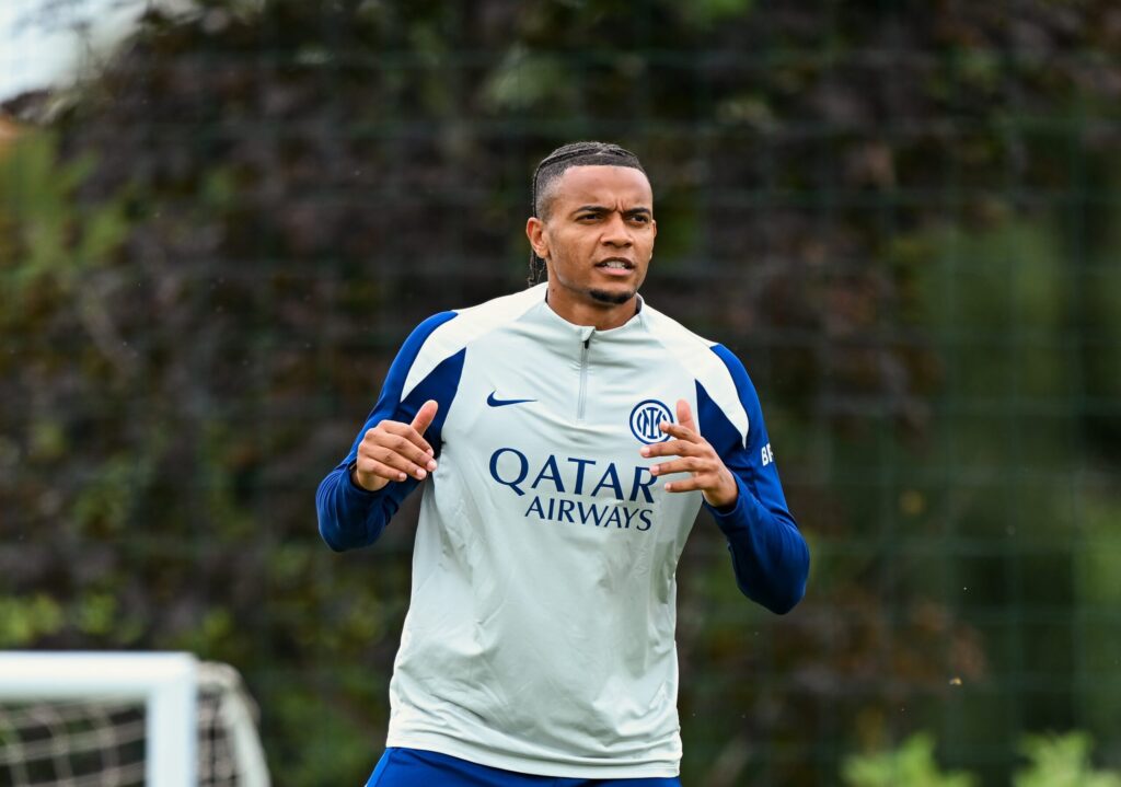 Akanji si allena con la maglia dell'Inter