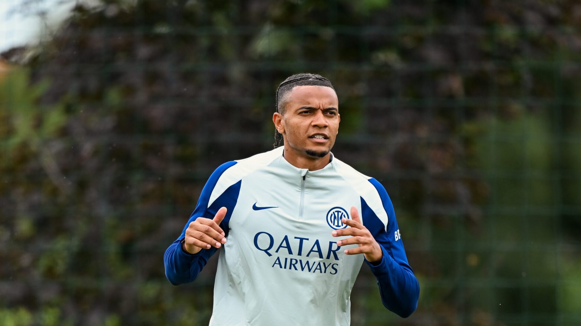 Akanji si allena con la maglia dell'Inter