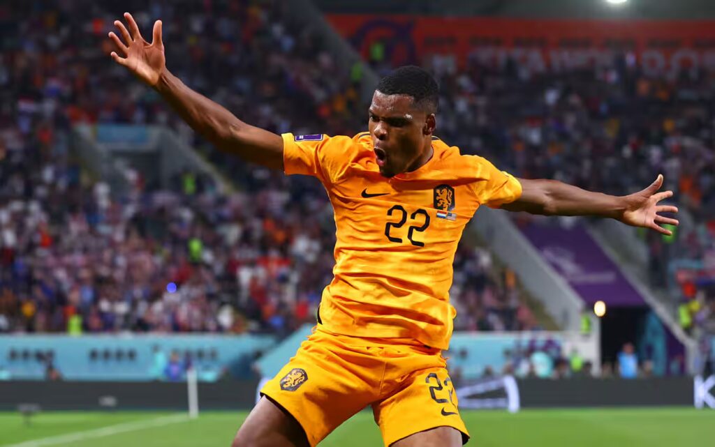 Denzel Dumfries con la maglia dell'Olanda