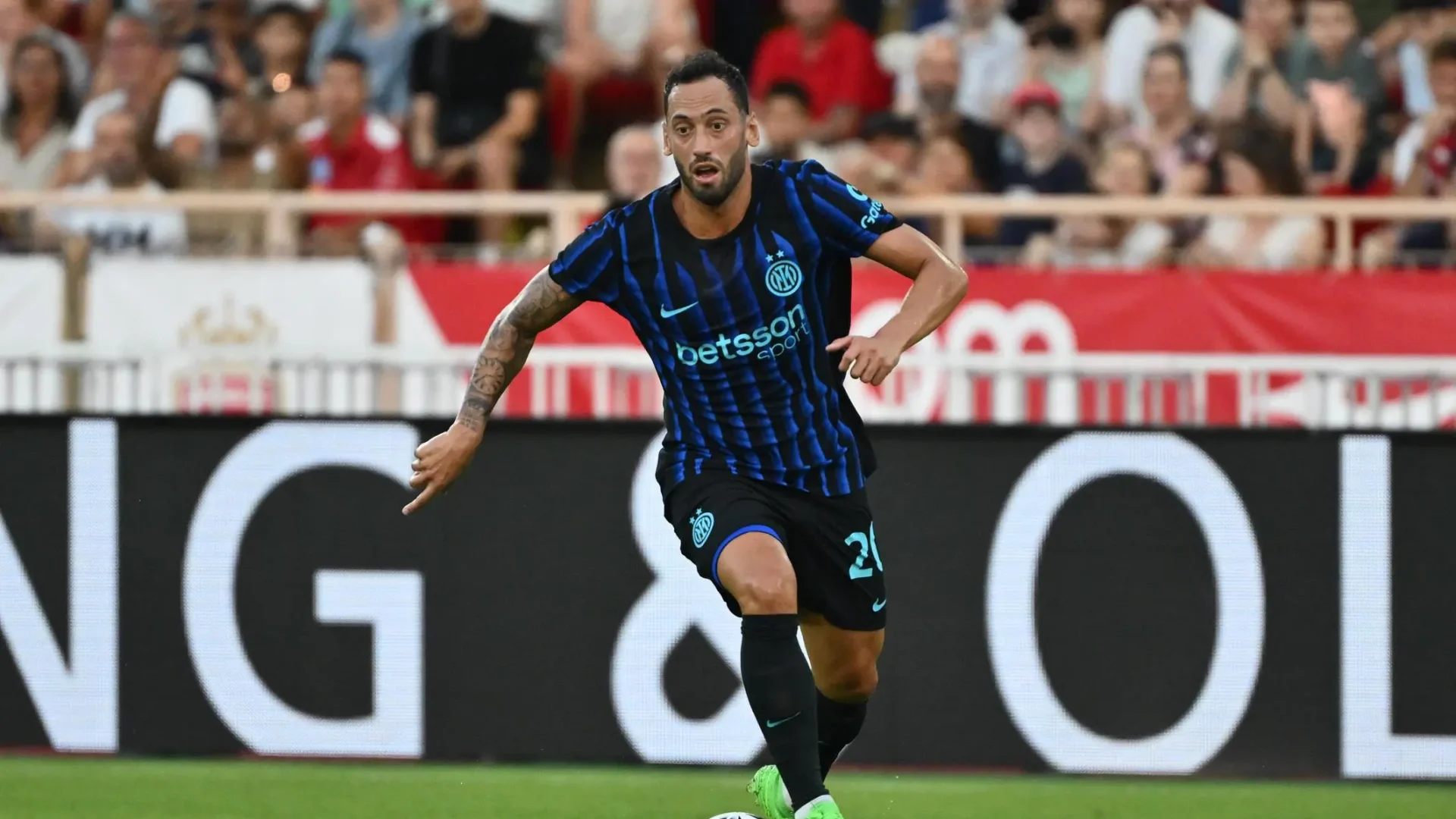Calhanoglu con la maglia dell'Inter