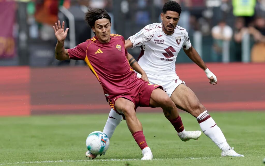 Dybala in azione con la maglia della Roma