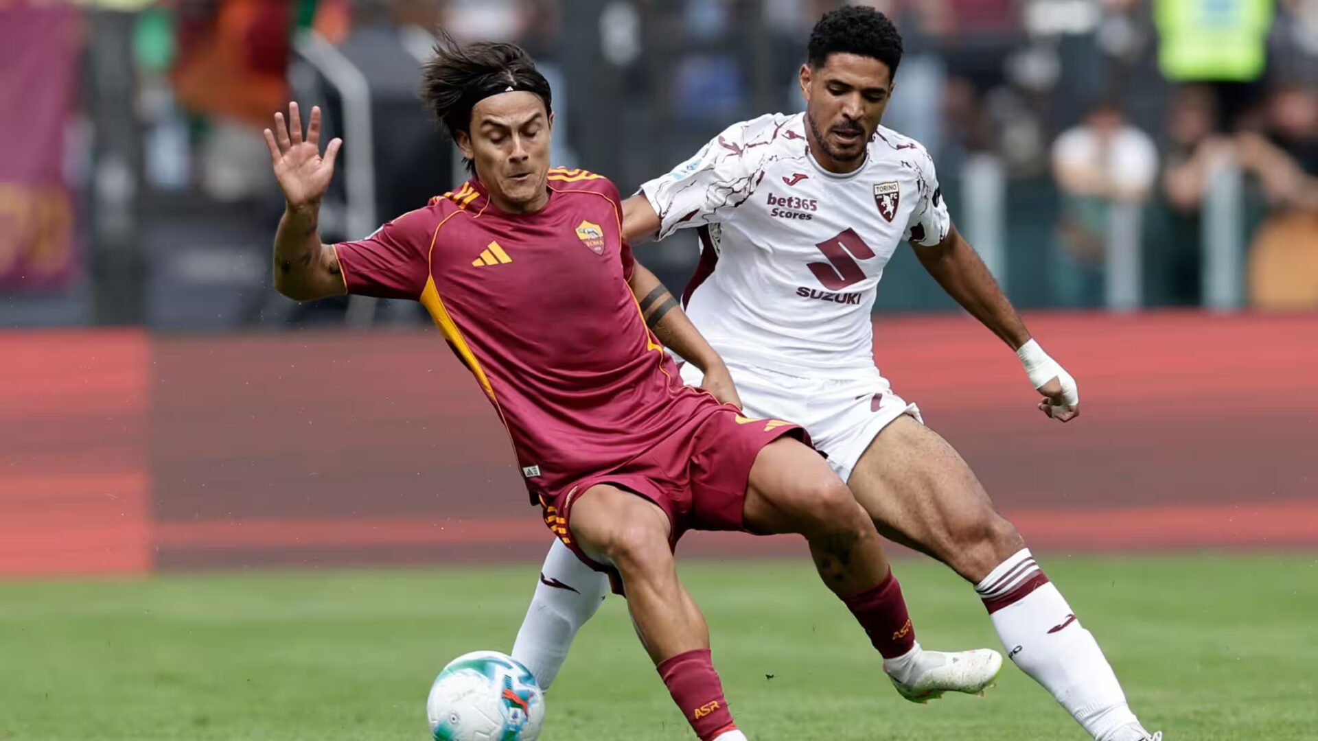 Dybala in azione con la maglia della Roma