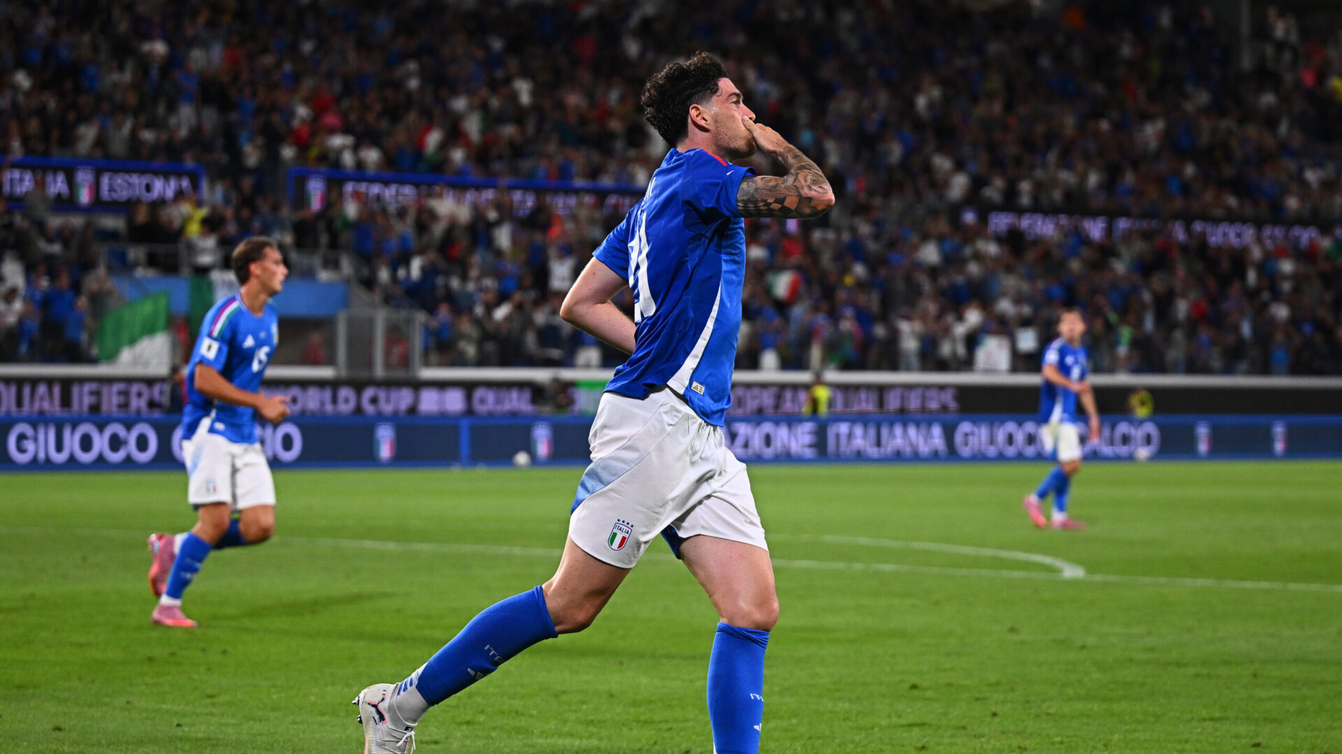 Bastoni in gol contro l'Estonia con la maglia della nazionale italiana