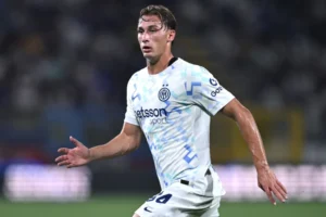 Francesco Pio Esposito con la maglia dell'Inter