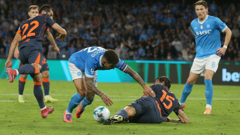 Napoli-Inter, contatto Mkhitaryan-Di Lorenzo