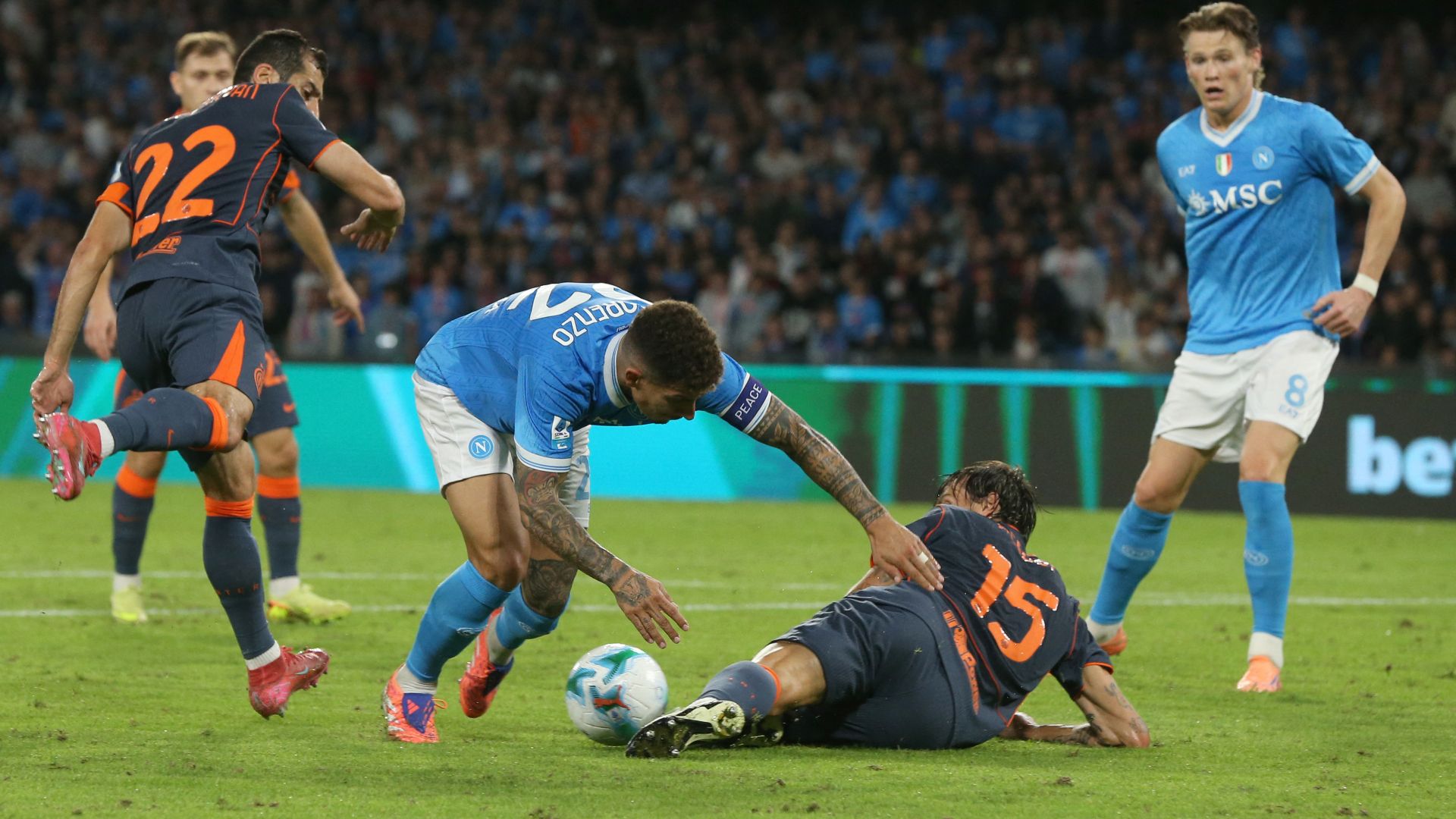 Napoli-Inter, contatto Mkhitaryan-Di Lorenzo