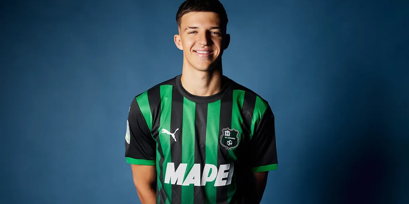 Tarik Muharemovic, difensore centrale del Sassuolo, durante la sua presentazione ufficiale con il club nella stagione 2025/26