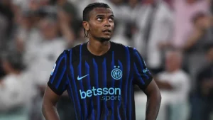 Manuel Akanji con la maglia dell'Inter