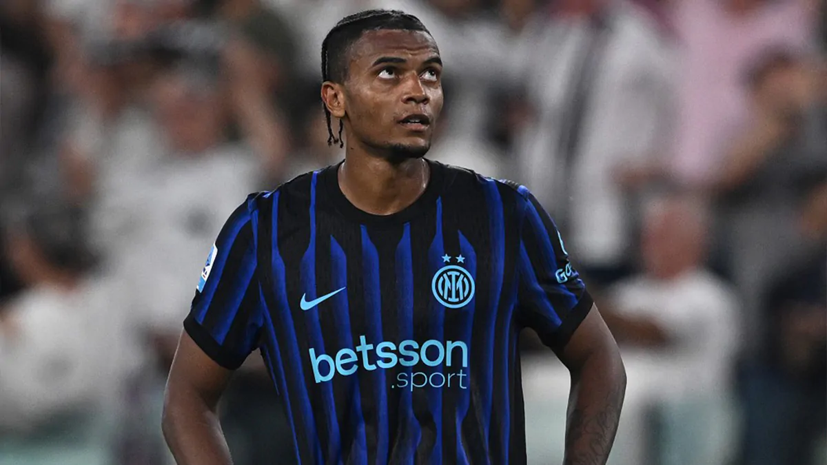 Manuel Akanji con la maglia dell'Inter