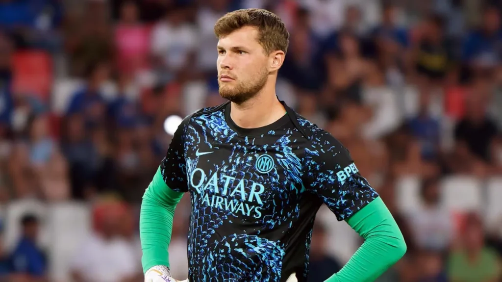 Il portiere dell’Inter Josep Martinez in campo con la maglia da gara, concentrato prima dell’inizio della partita