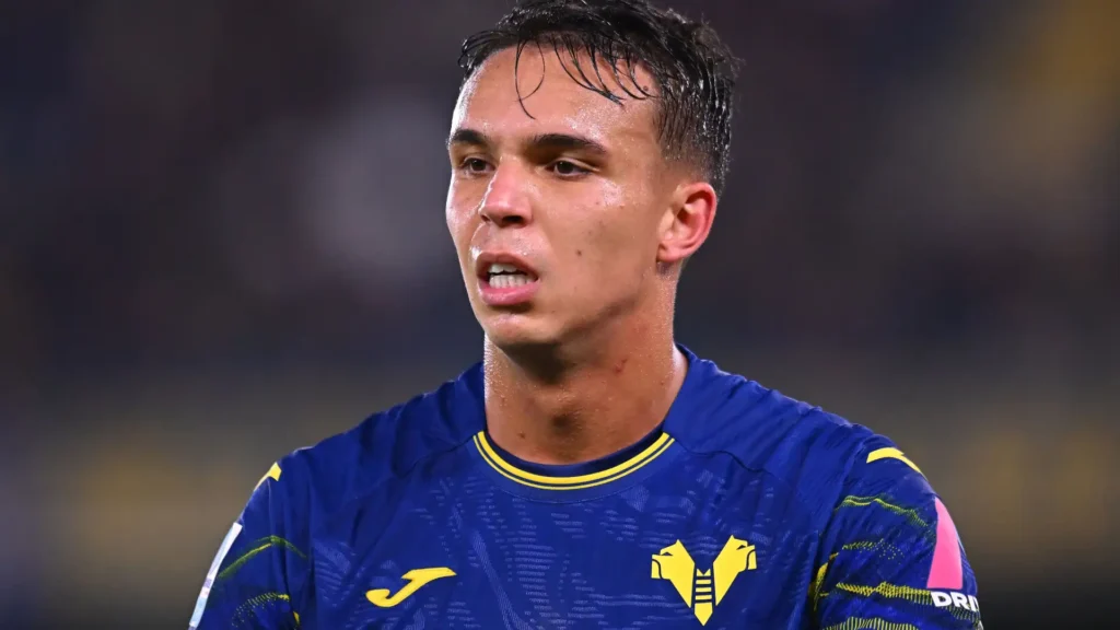 Giovane con la maglia del Verona