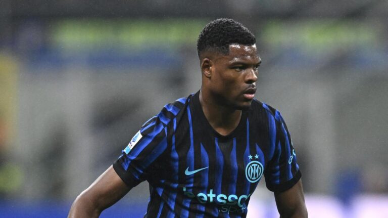 Dumfries con la maglia dell'Inter