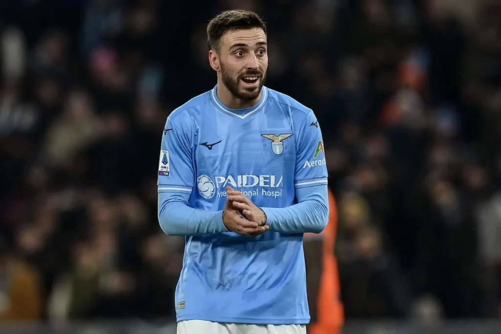 Mario Gila con la maglia della Lazio