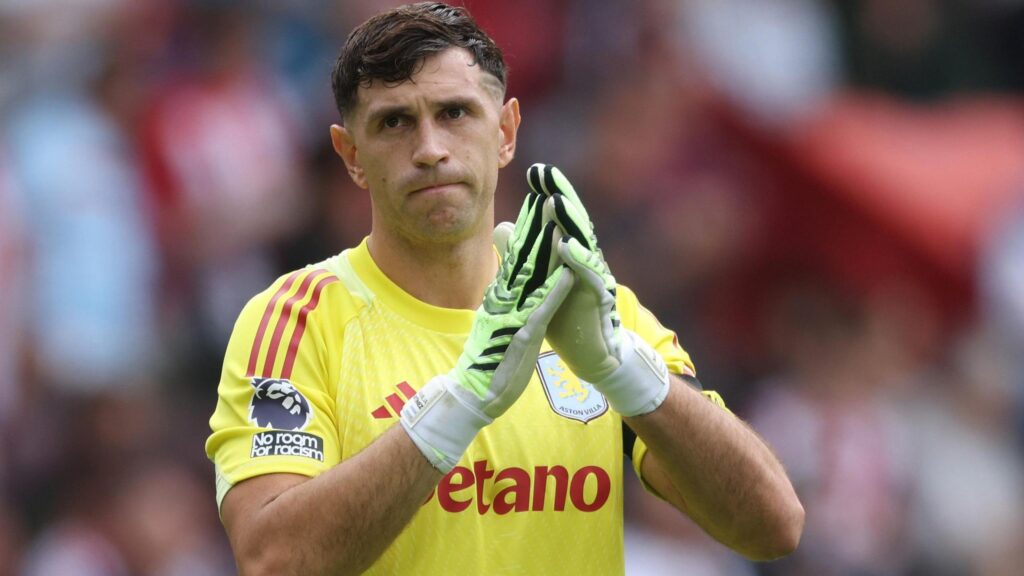 Emiliano Martínez portiere dell’Aston Villa durante una partita di Premier League