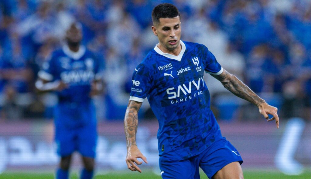 João Cancelo durante una partita con l’Al Hilal, esterno portoghese accostato all’Inter sul mercato