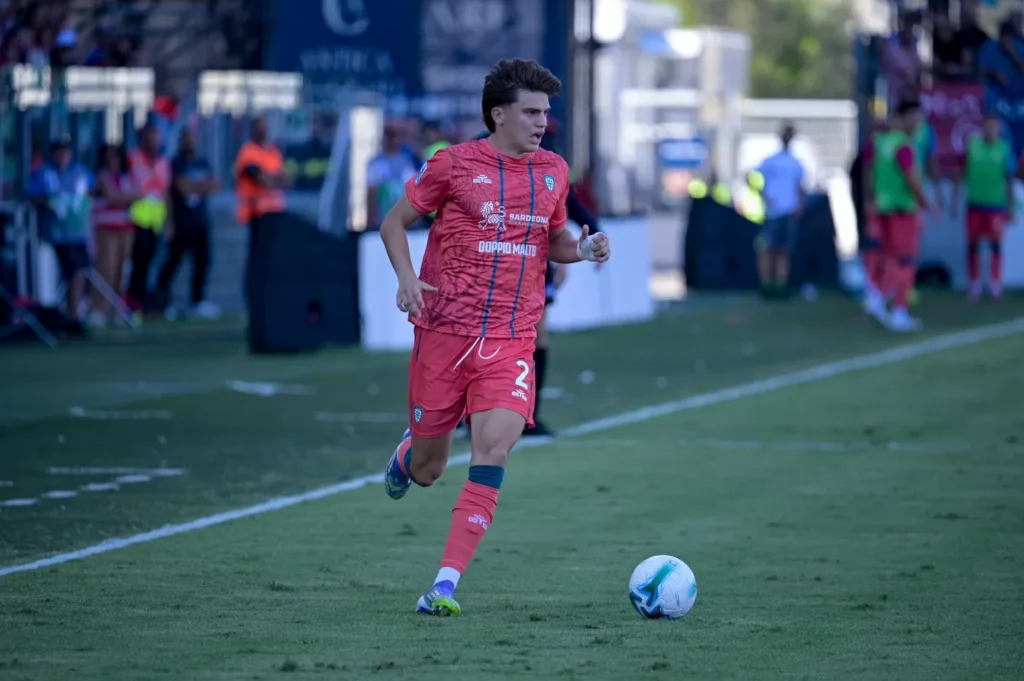 Marco Palestra del Cagliari avanza palla al piede durante una partita di Serie A