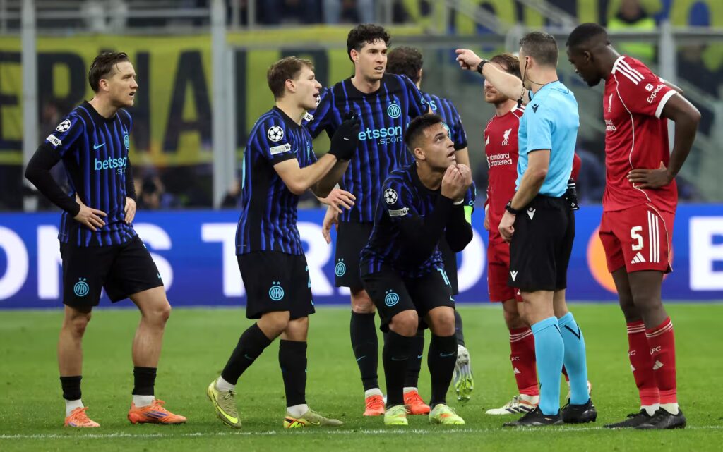 Lautaro Martinez protesta con l’arbitro dopo il rigore concesso al Liverpool