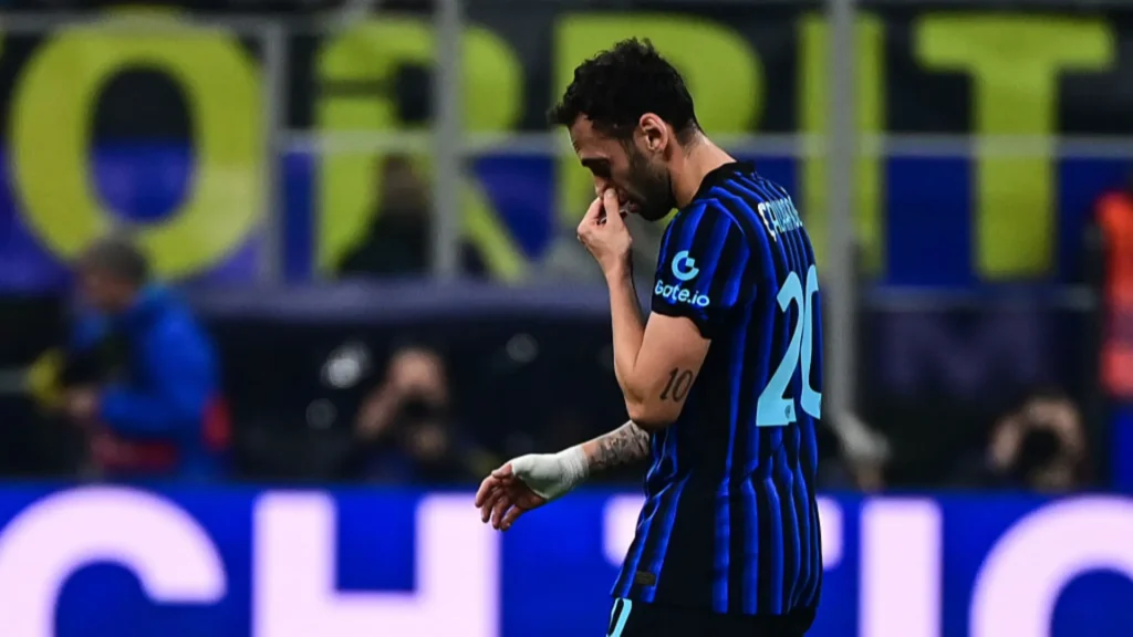 Calhanoglu con la maglia dell'Inter