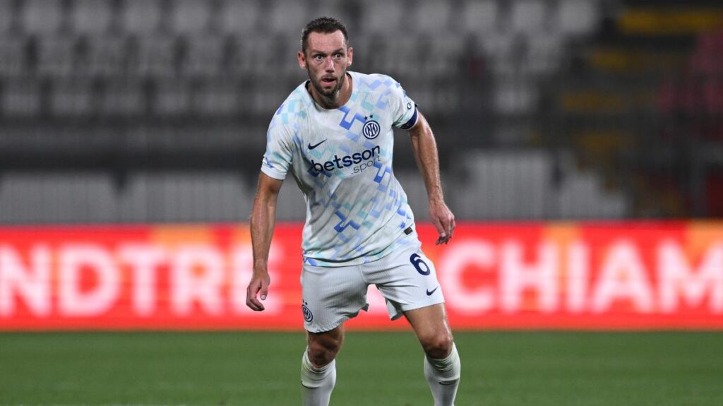 De Vrij con la maglia dell'Inter