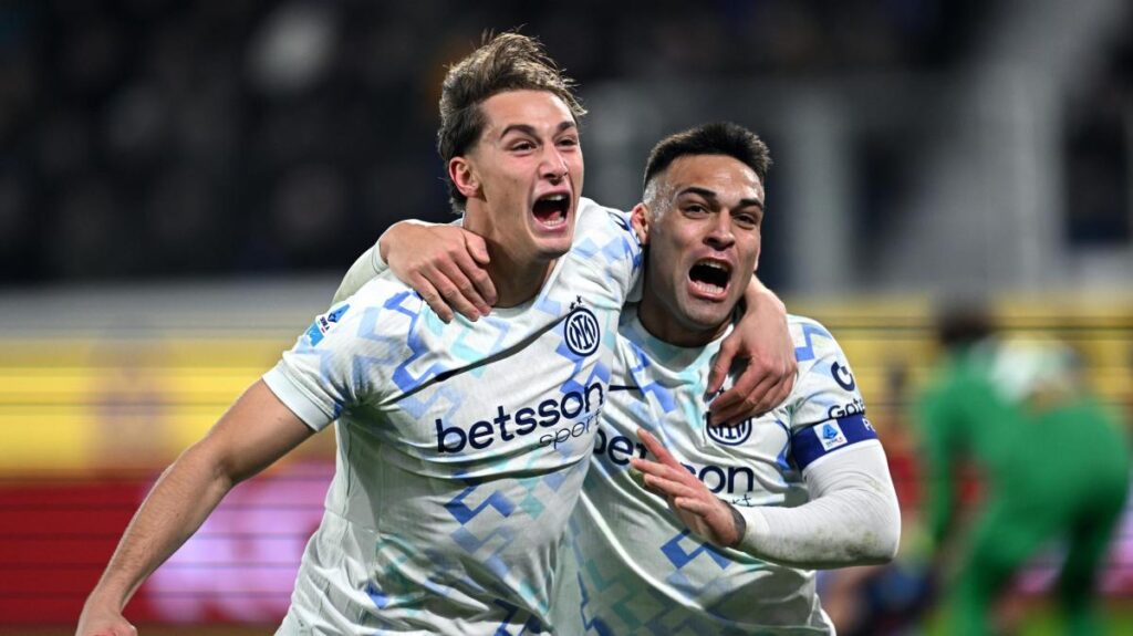 Esposito e Lautaro con la maglia dell'Inter