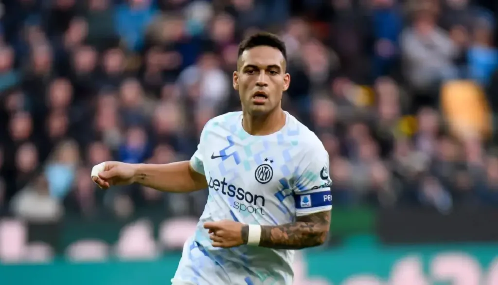 Lautaro con la maglia dell'Inter
