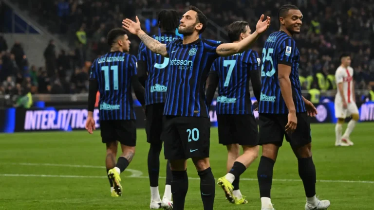 Calhanoglu con la maglia dell'Inter