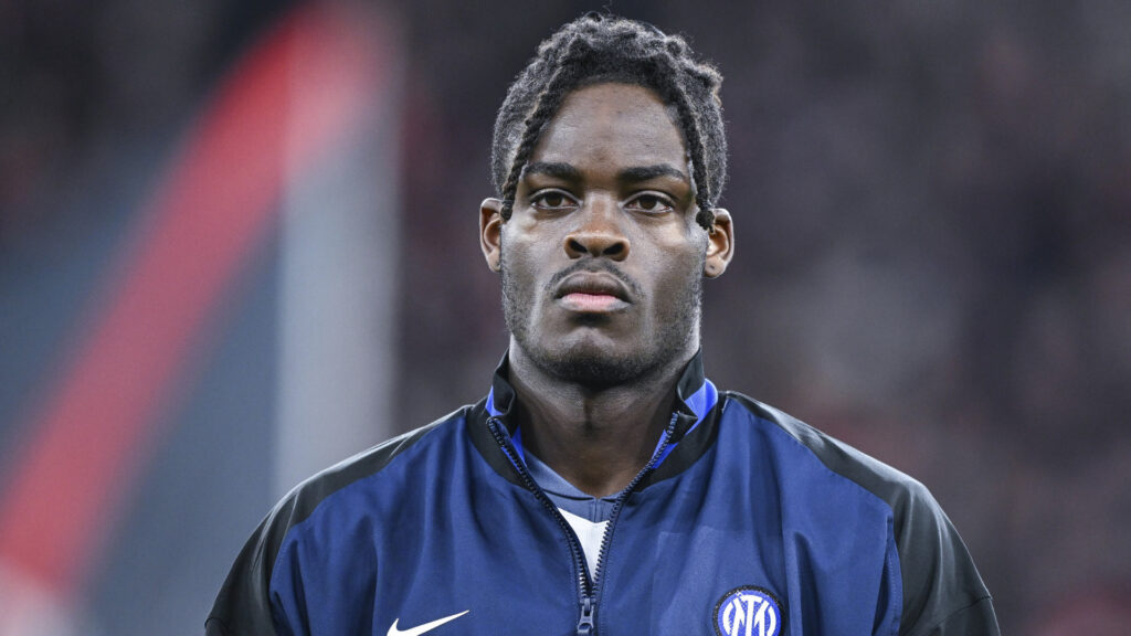 Yann Bisseck con la maglia dell'Inter durante un match