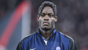 Yann Bisseck con la maglia dell'Inter durante un match