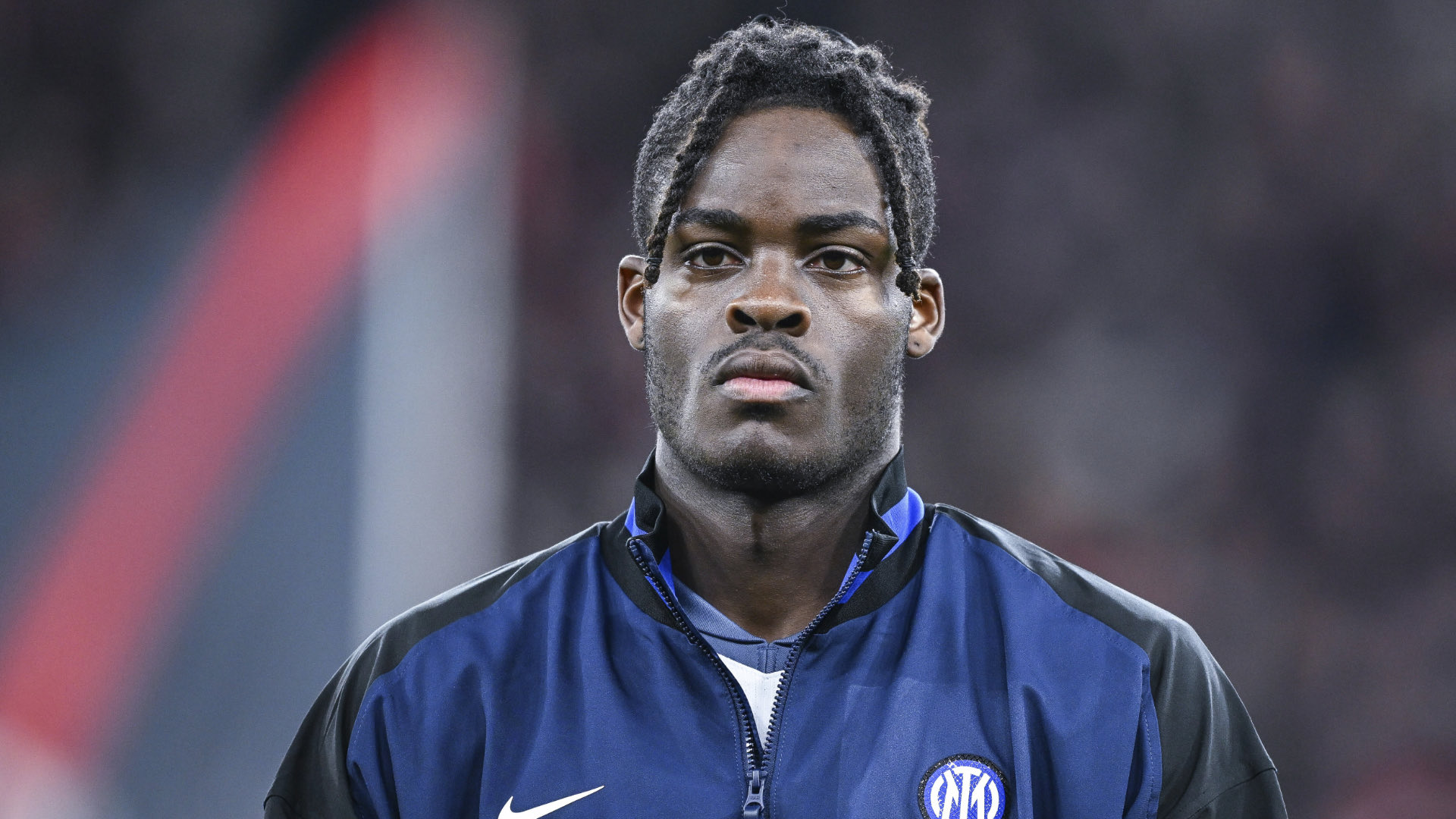 Yann Bisseck con la maglia dell'Inter durante un match